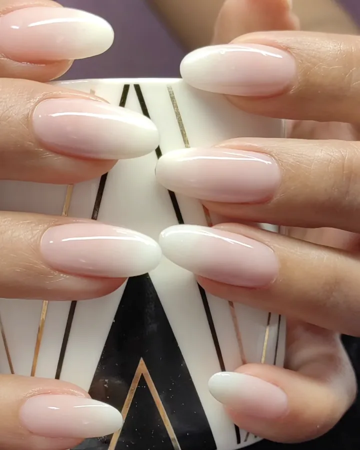 Dégradé nude et blanc sur ongles longs en amande