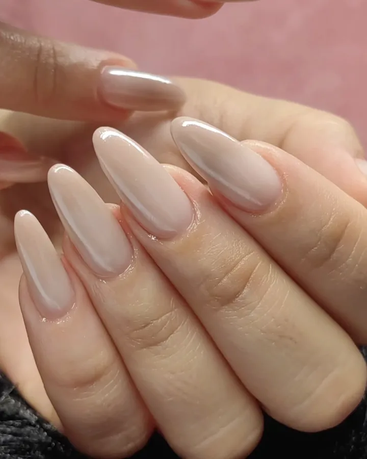 Ongles nude brillants aux reflets nacrés