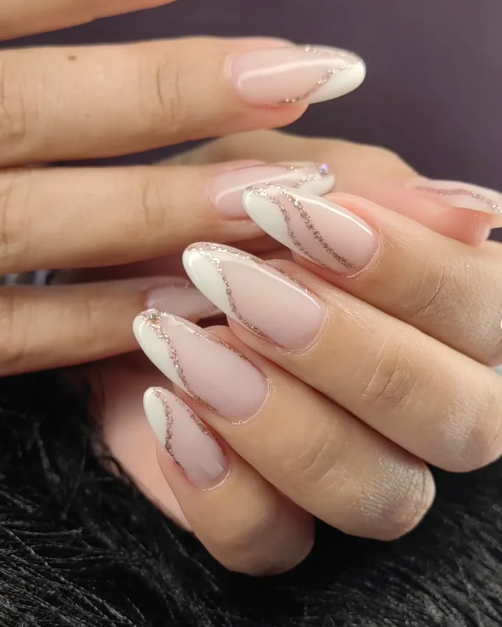 Ongles nude parcourus de filets dorés
