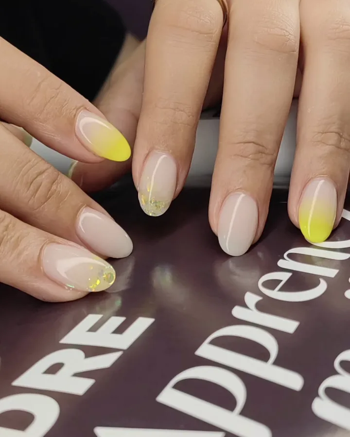 French jaune et blanche sur ongles en amande