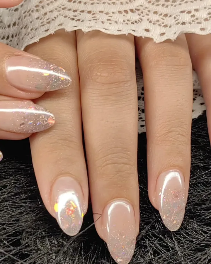 Ongles nacrés avec éclats pailletés réalisés au salon