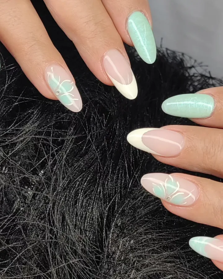 Ongles vert d'eau avec fleur blanche peinte